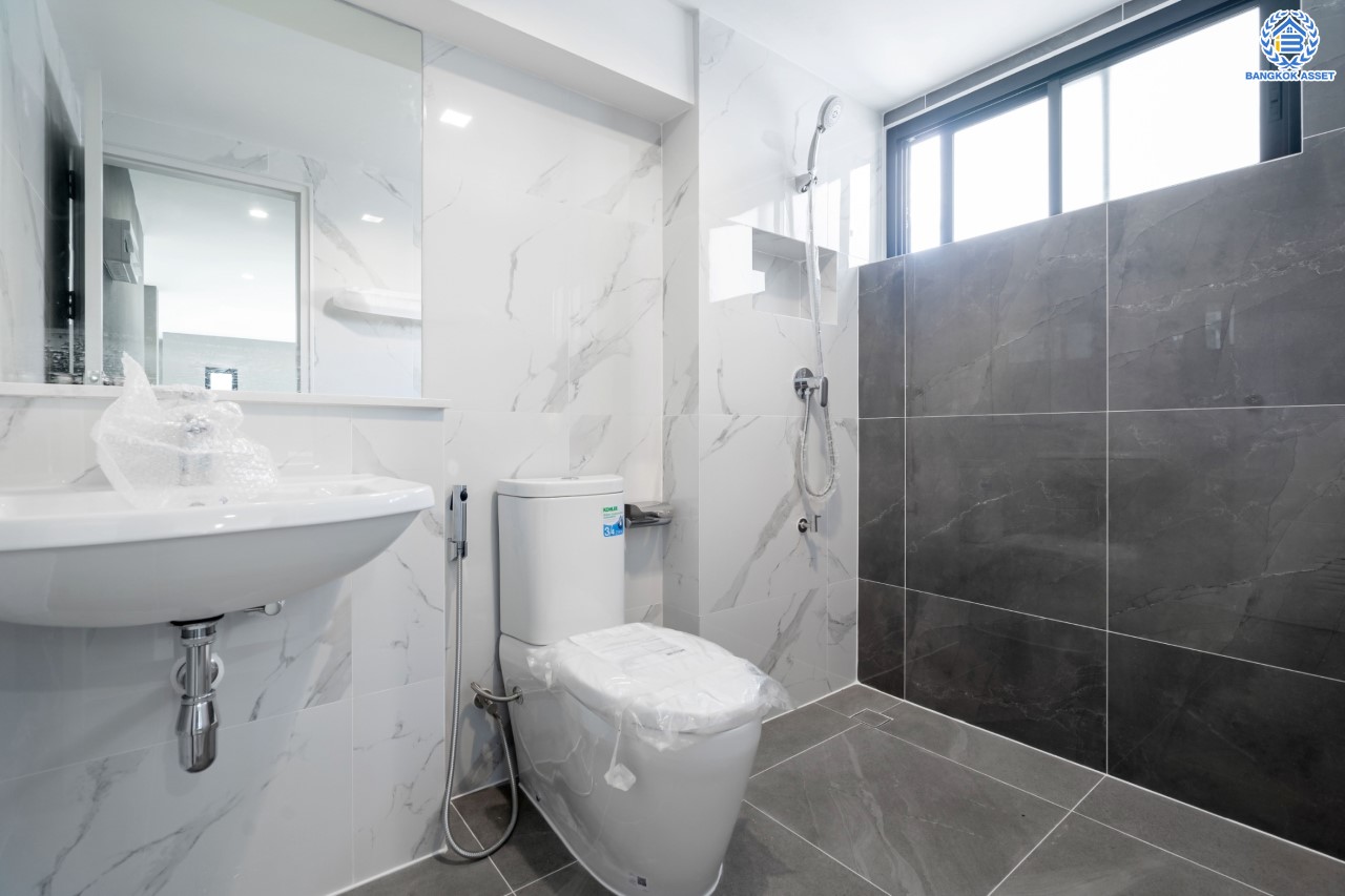 บ้านมือสองตกแต่งใหม่ ม.ราชพฤกษ์ บางบอน4 ตกแต่งหรูหรา ดีไซน์ Classic เนื้อที่ 100.5 ตร.ว. ฟังก์ชัน 3 ห้องนอน 4 ห้องน้ำ 1 ห้องแม่บ้าน จอดรถได้ 2 คัน พื้นที่สนามหญ้ากว้างกว่า 216 ตร.ม. บนทำเลศักยภาพ เชื่อมต่อหลายเส้นทาง ใกล้เดอะมอลล์บางแค จุดขึ้นทางด่วน "เพชรเกษม" และรถไฟฟ้าสายสีน้ำเงิน "สถานีหลักสอง"